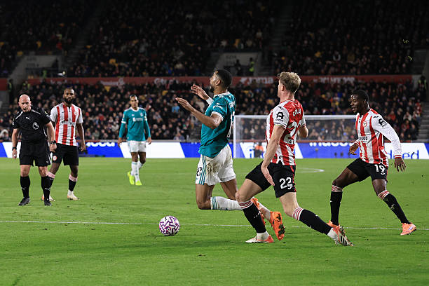 The Premier League's official explanation was that there was no penalty when Gakpo fell to the ground in the three-second zone: the video referee verified that Collins did not violate the rule.