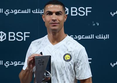 Cutting in from the left makes a world wave! Cristiano Ronaldo receives the Saudi Arabian Football League Goal of the Week trophy before the game