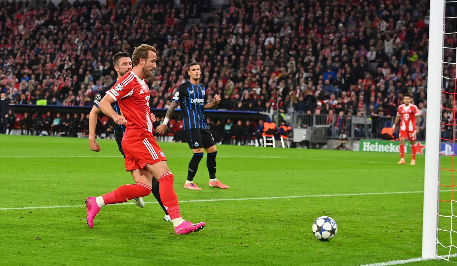 Official: Kane was named Bayern's Player of the Month for October, and rising star Karl scored the best goal