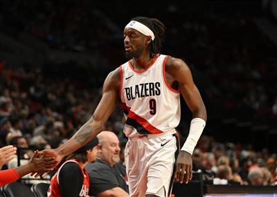 The Trail Blazers hit 9 three-pointers in a single quarter and beat the Warriors by 13 points in the second quarter to achieve a reversal.