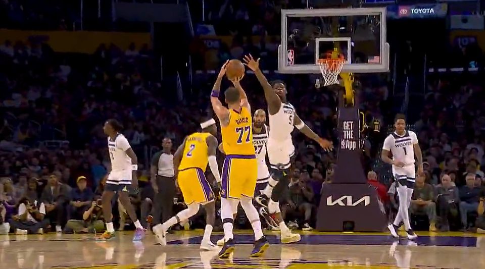 Can't carry it! Doncic scored 23 points in a single quarter, and the Lakers lost 40 points in the first quarter and still kept pace.