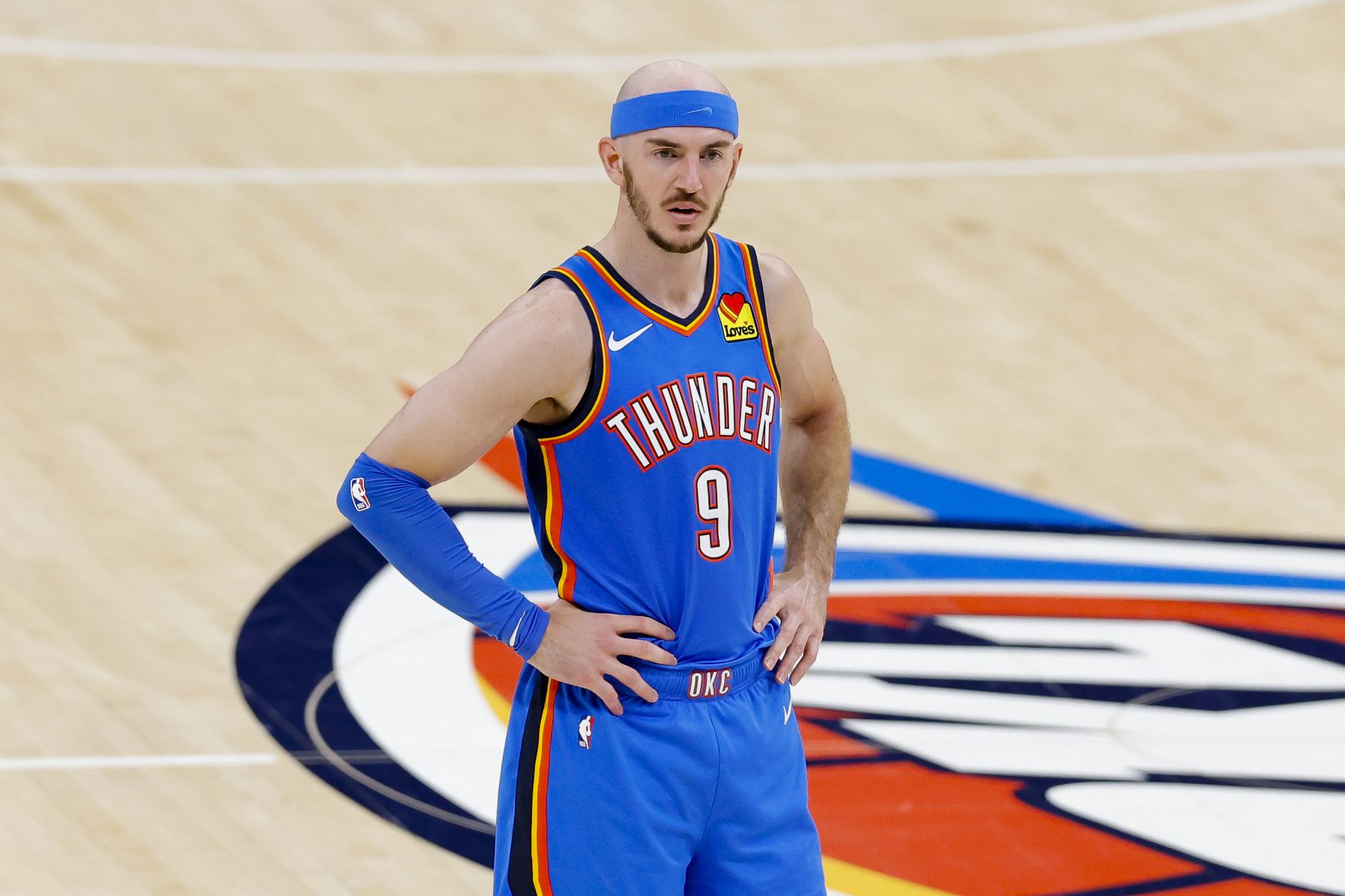 The Lakers' reserves only scored 2 points at halftime, while the Thunder's Caruso scored 10 points alone.
