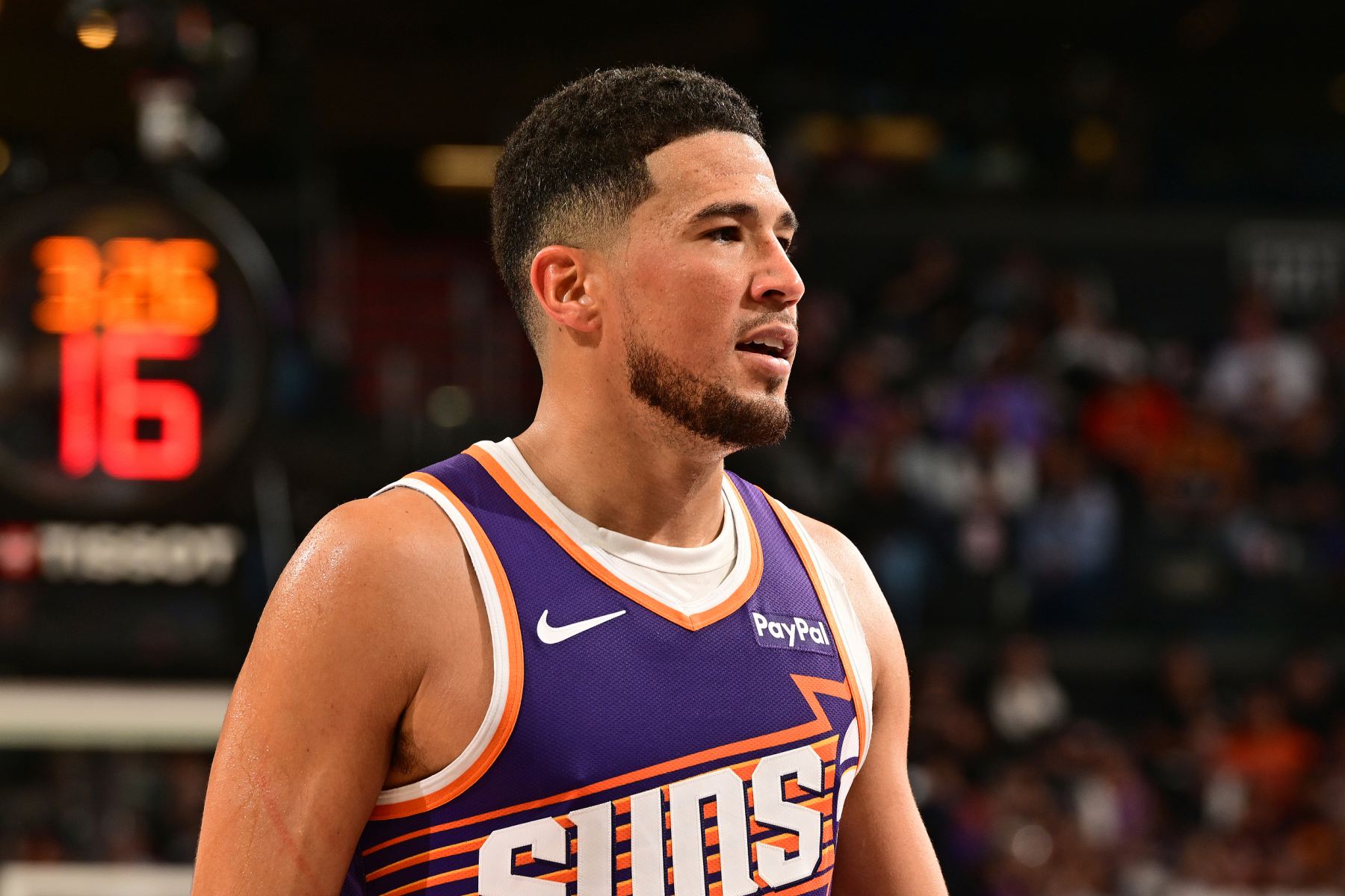 The competitive state is hot! Booker scored 16 points, 2 rebounds and 3 assists on 6 of 10 shots in the half.